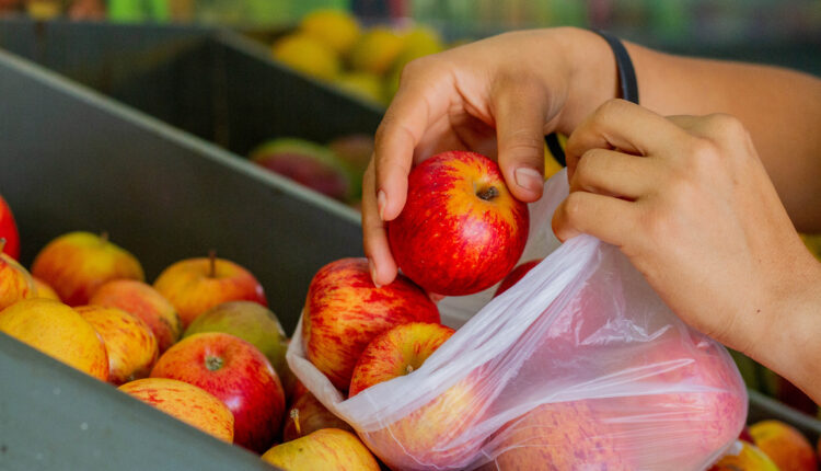 Sinais de ALERTA ao comer uma fruta; você precisa saber disso
