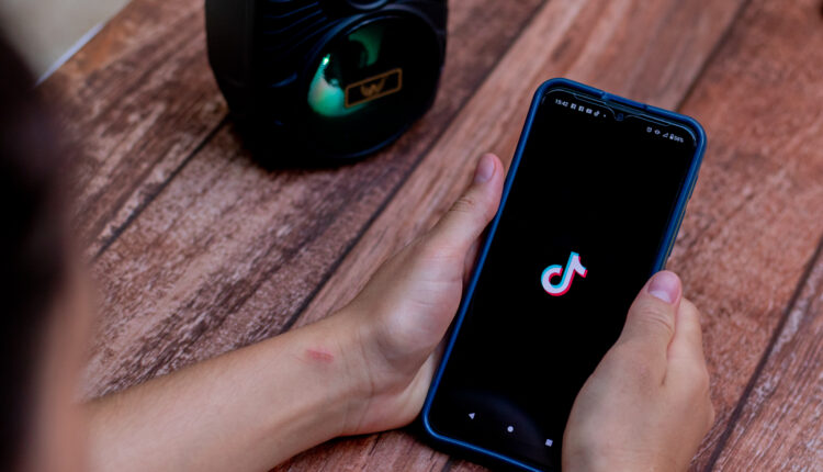 Vídeo no TikTok ensina a passar gelo de babosa no rosto; qual é o perigo
