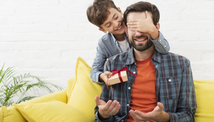O Dia dos Pais é uma excelente oportunidade para demonstrar carinho e amor pelo seu pai sem esvaziar a carteira. Com um pouco de criatividade e planejamento, é possível criar momentos especiais e significativos sem gastar absolutamente nada. Então confira logo abaixo algumas dicas que separamos para você fazer do dia do seu pai uma data inesquecível.