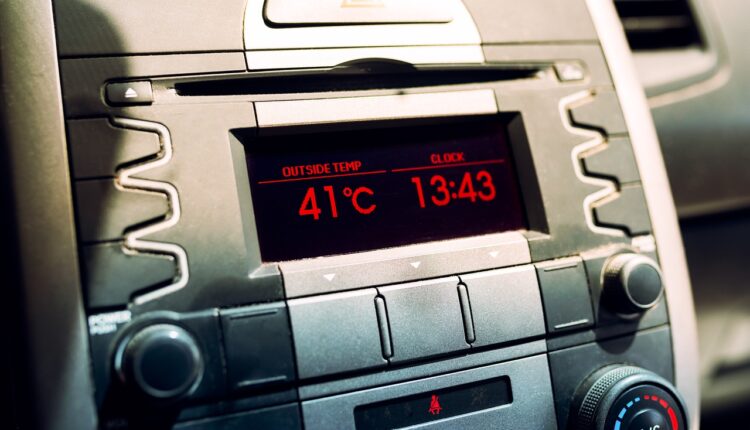 Entrar no carro durante o verão impiedoso do nosso clima tropical brasileiro, após ele ter ficado sob o sol por várias horas, é uma tarefa dura, afinal, o escaldante calor pode transformá-lo em um verdadeiro forno. Mas. felizmente, existe uma alternativa para não depender do ar-condicionado do seu carro. Saiba o grande segredo para aproveitar um clima extremamente refrescante dentro do seu carro, logo abaixo.