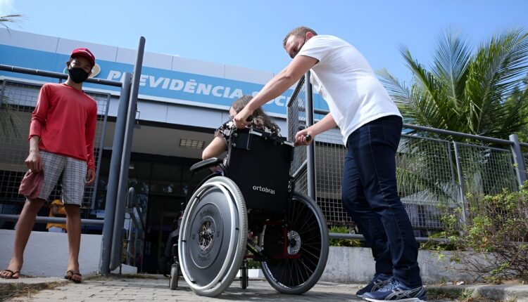 Com base em dados oficiais, aproximadamente 2% dos servidores públicos brasileiros, abrangendo todas as esferas governamentais, apresentam alguma forma de deficiência. Essas estatísticas foram tornadas públicas no ano de 2022 e é possível que uma parcela considerável dentro desse grupo não esteja ciente da oportunidade de adiantar seu processo de aposentadoria. Continue a leitura para entender como é possível fazer a solicitação deste tipo de aposentadoria.