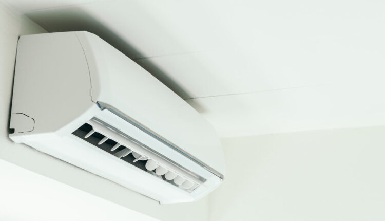 Para nós, que moramos em um país tropical o ar-condicionado pode ser considerado a melhor invenção do século XX. No entanto, o friozinho que alivia o calor da maior parte do ano também pode causar dores de cabeça nas contas de luz com o alto consumo do aparelho. Pensando nos contras eletrodoméstico, pesquisadores encontraram uma solução mais sustentável, eficiente e econômica para substituir o tradicional aparelho. Saiba mais detalhes sobre a inovadora descoberta logo abaixo.