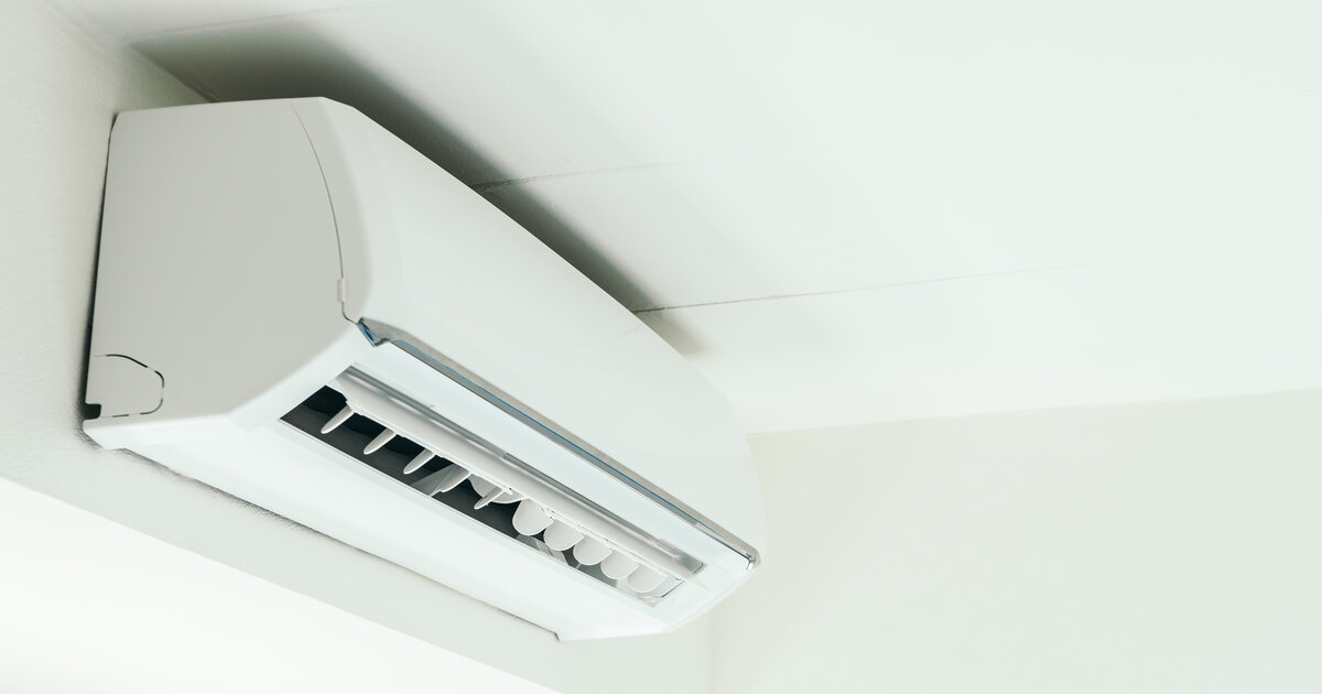 Para nós, que moramos em um país tropical o ar-condicionado pode ser considerado a melhor invenção do século XX. No entanto, o friozinho que alivia o calor da maior parte do ano também pode causar dores de cabeça nas contas de luz com o alto consumo do aparelho. Pensando nos contras eletrodoméstico, pesquisadores encontraram uma solução mais sustentável, eficiente e econômica para substituir o tradicional aparelho. Saiba mais detalhes sobre a inovadora descoberta logo abaixo.