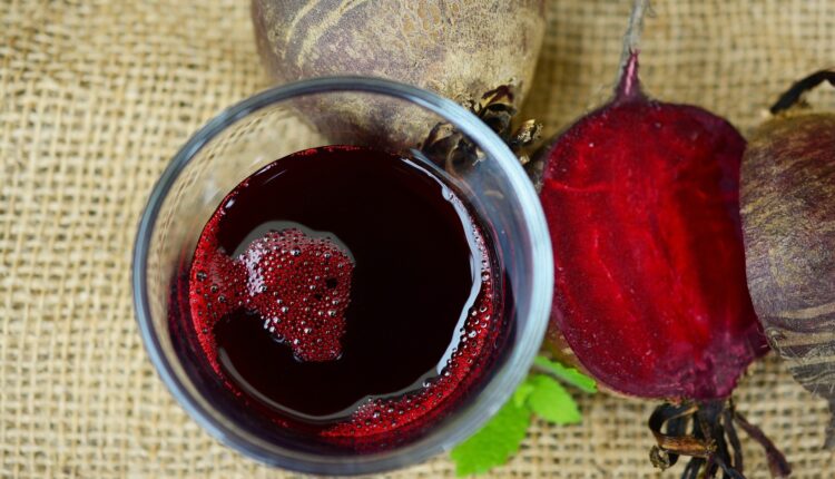 Quando buscamos opções de sucos saudáveis e repletos de nutrientes, o suco de beterraba se destaca como uma escolha excepcional. Além de sua simplicidade na preparação, esse suco oferece uma gama ampla de vantagens para a saúde, graças às propriedades intrínsecas deste vegetal, repleto de vitaminas e minerais essenciais.