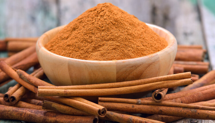 Se você costuma comprar canela, talvez não saiba que a especiaria vai muito além de ser apenas um tempero saboroso. Seus benefícios vão desde ajudar a controlar os níveis de açúcar no sangue até proteger as células contra danos oxidativos. Com essas novidades, talvez você esteja interessado em consumir o aromático tempero de forma mais regular, mas sem gastar tanto. A boa notícia é que é possível plantar em casa. Aprenda como fazer o plantio, logo abaixo.