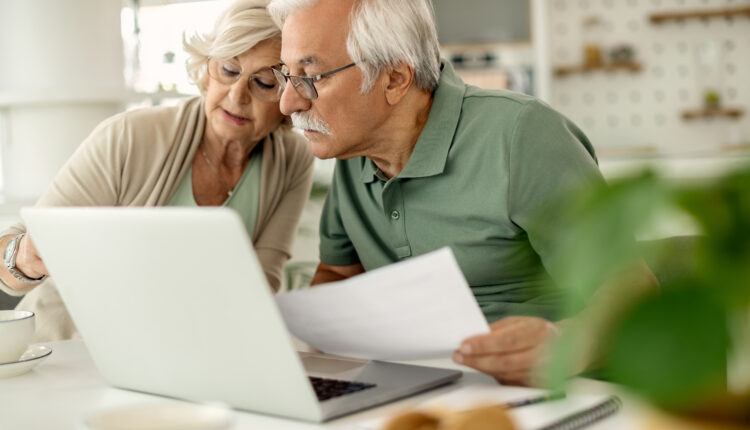 É comum que contribuintes que acabaram de se aposentar desejem optar por uma continuidade do trabalho, mesmo após garantir o benefício por tempo de contribuição ou tempo de trabalho. Os motivos variam, desde o desejo de se manterem ativos ou a necessidade de complementar sua renda mensal. Mas afinal, recém-aposentado pode continuar trabalhando com carteira assinada? Saiba mais detalhes sobre o assunto a seguir.