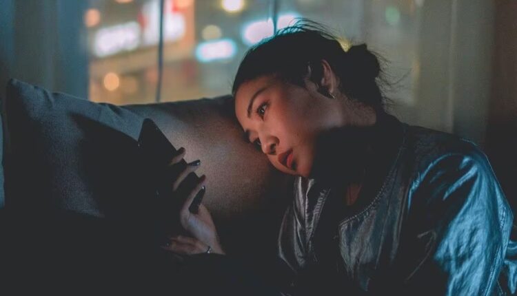 A China proibirá que os menores de 18 anos acessem a internet durante a noite em seus smartphones e limitará seu tempo de conexão, de acordo com uma nova legislação apresentada nesta quarta-feira (02/08).