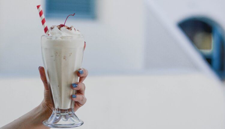 Três pessoas morreram após consumirem um milkshake contaminado em uma lanchonete na cidade de Tacoma, estado de Washington, nos Estados Unidos. Segundo as autoridades, as máquinas do estabelecimento não possuíam uma higienização adequada. Entenda os detalhes da fatalidade e o que de fato pode ter causado a morte dos clientes, logo abaixo.