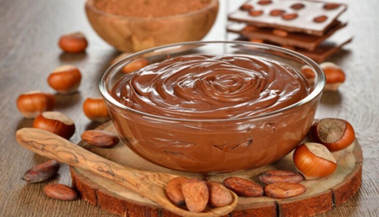 Se você conhece alguém que não seja louco por Nutella, desconfie. Afinal, são poucos que conseguem resistir a esse creme de avelã tão saboroso, seja combinado com pão, frutas ou até mesmo comido diretamente na colher. Se você é fã de carteirinha dessa guloseima, certamente gostará de descobrir alguns fatos curiosos que conferem um toque especial a essa doce tentação. Leia a seguir.