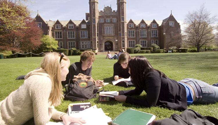 Para os brasileiros que sonham em obter fluência em inglês, um dos idiomas mais falados no mundo, a chance pode ser agora e a melhor notícia é que a realização desse sonho pode ser totalmente gratuita. O Santander anunciou a abertura de 5 mil bolsas para cursos online com inscrições até dia 31 de agosto. Continue lendo, logo abaixo, para saber mais detalhes sobre o curso e como se inscrever.