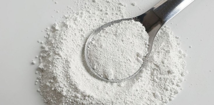 Substância presente em alimentos amplamente adorados pelos consumidores brasileiros está sendo removida das prateleiras em vários países ao redor do mundo. Agência Nacional de Vigilância Sanitária (Anvisa) avisa que possibilidade de medida semelhante ser adotada no Brasil é grande, por conta dos riscos à saúde. Saiba mais sobre o produto proibido, logo abaixo.