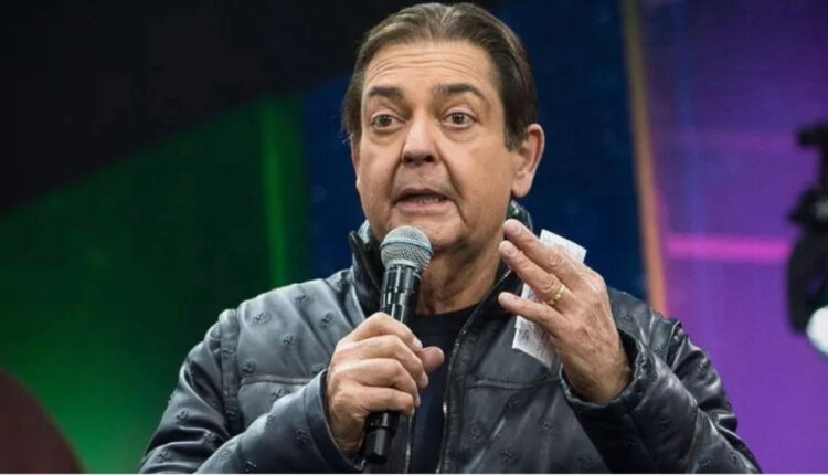 Hospital Albert Einstein, em São Paulo, emite comunicado oficial relacionado ao estado de saúde do apresentador Fausto Silva, mais conhecido como Faustão. Segundo a equipe médica, a cirurgia para a realização do transplante de coração, feita no último domingo, foi considerada bem-sucedida e Faustão apresenta quadro estável. Saiba mais detalhes sobre o atual estado de saúde de Fausto Silva, logo abaixo.