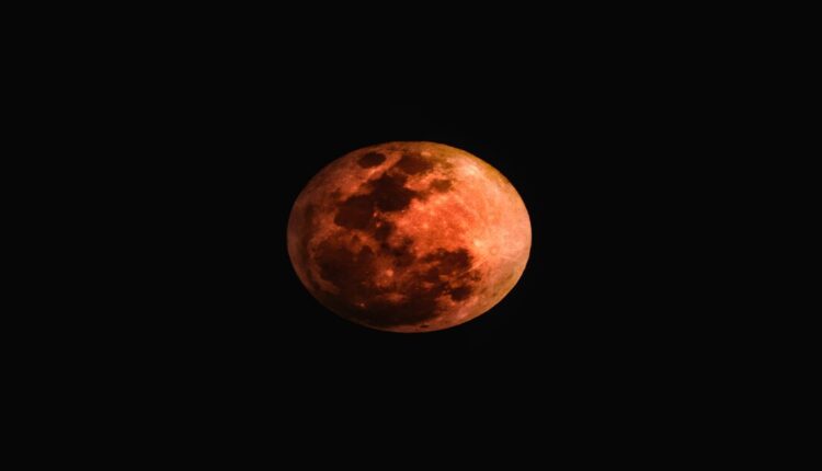 De acordo com o Observatório Nacional, o primeiro dia de agosto será mais que especial, por conta da superlua que poderá ser vista nesta noite de terça-feira (1). Apesar de poder ser visto em todo o país, regiões do centro-sul do país terão visão mais privilegiada do fenômeno lunar devido as condições de tempo favoráveis para ver o astro. Saiba mais detalhes sobre este e os próximos eventos astronômicos logo abaixo.