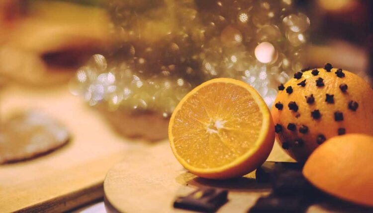 Elimine maus cheiros de ambientes domésticos utilizando apenas alguns cravos e uma laranja
