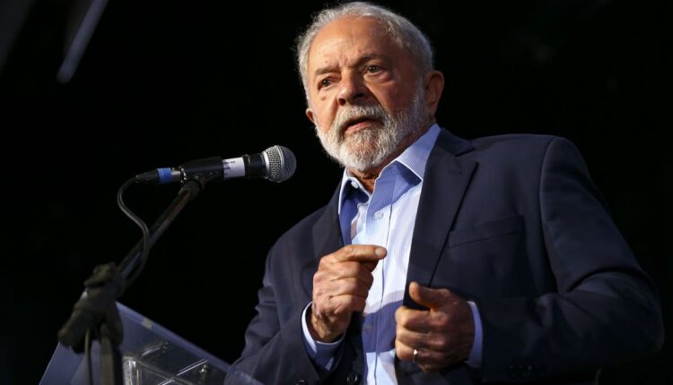 Após o governo Lula assumir o poder no início deste ano, uma série de debates começou a girar em torno da possível reintrodução da contribuição sindical, que deixou de ser compulsória com a Reforma Trabalhista. A discussão sobre a contribuição permanece dinâmica e polarizada, com visões divergentes sobre a melhor abordagem para apoiar financeiramente as organizações sindicais e atender aos interesses dos trabalhadores. A seguir, entenda melhor o que está sendo discutido e o que pode impactar na vida dos brasileiros.