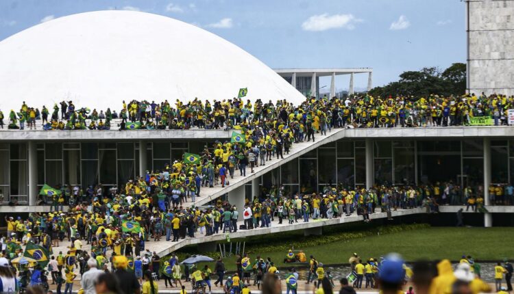 Incitadores da invasão à Praça dos Três Poderes, na primeira semana de janeiro deste ano, em Brasília, podem ter punições mais severas nas próximas semanas, segundo informou a Procuradoria-Geral da República (PGR). O objetivo principal dessas medidas restritivas é não apenas punir os infratores, mas também dissuadir a prática de ameaças à democracia no futuro.