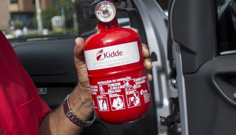 Estabelecido desde outubro de 2015, a revisão sobre a obrigatoriedade de se ter extintor de incêndio em automóveis se tornou meramente opcional, desde então. Essa alteração nas leis de trânsito trouxe pontos significativos para a segurança rodoviária, evidenciando a necessidade de se cumprir as regras se o extintor for mantido ou ocorrer a instalação. Entenda mais detalhes sobre as regras de extintores em automóveis, logo abaixo.