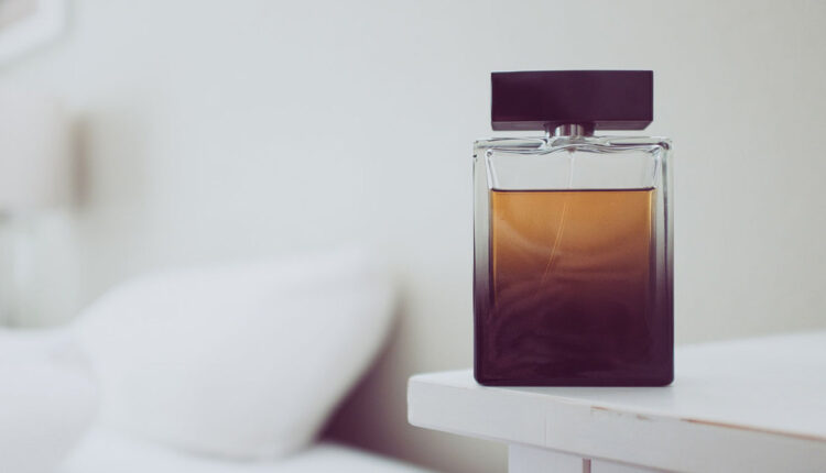 Perfumes masculinos que não saem do corpo por horas! 6 opções baratas