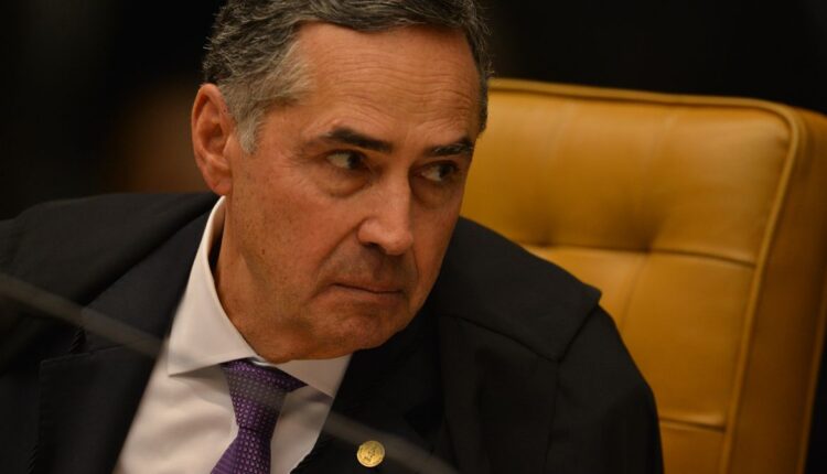 O ministros do Supremo Tribunal Federal (STF) estão analisando uma questão de grande importância relacionada às novas regulamentações para a aposentadoria especial do Instituto Nacional do Seguro Social (INSS). Esta discussão gira em torno da inclusão da idade mínima como requisito, algo que não estava presente antes da realização da Reforma. A seguir, entenda mais detalhes sobre o que está em jogo dentro desta análise do STF.
