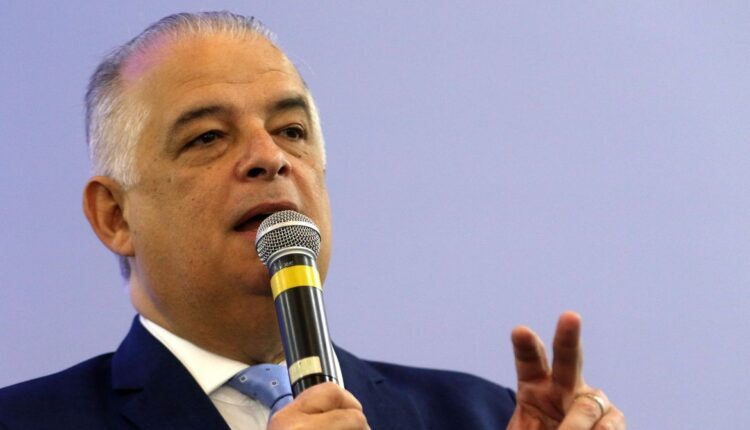 O programa Voa Brasil, que foi desenvolvido com o intuito de democratizar o acesso a passagens aéreas, mantém sua previsão de lançamento para o final de agosto, conforme afirmou o Ministro dos Portos e Aeroportos, Márcio França.