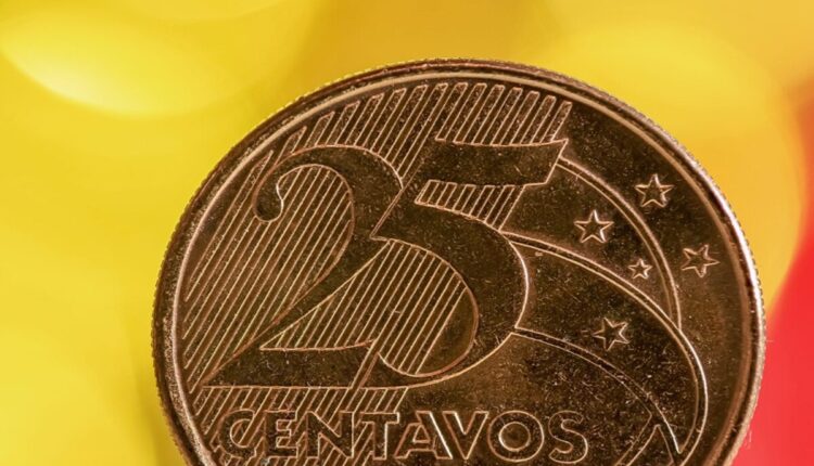 Encontrar uma moeda que tenha um característica única o bastante para que seja considerada uma relíquia altamente valorizada é uma tarefa difícil para os mais desatentos, que, em sua maioria, costumam deixar as moedinhas do troco de alguma compra jogadas em algum canto acumulando poeira. A seguir, revelamos detalhes sobre quanto vale uma especial moeda de 25 centavos no mercado de colecionadores e o que faz dela um verdadeiro tesouro.