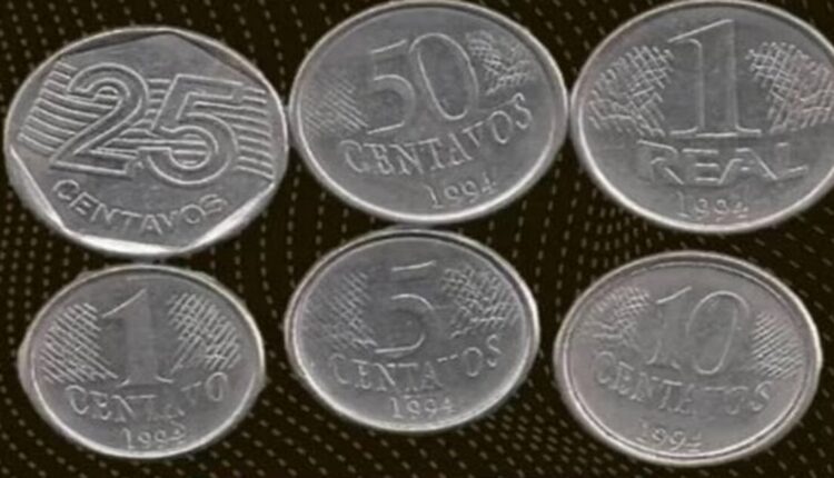 Se você não possui um interesse específico em colecionar moedas, é provável que não tenha dedicado muita atenção aos detalhes sutilmente escondidos desses pequenos objetos. No entanto, vale a pena considerar uma análise mais minuciosa, uma vez que as moedas que você talvez tenha até hoje podem ter um valor muito maior do que você inicialmente imagina. Confira mais detalhes sobre o valor de moedas antigas, logo abaixo.
