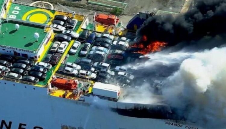 O incêndio que tomou conta do navio transportador de automóveis Fremantle Highway na última quarta-feira (26), no litoral da Holanda, levantou a questão do perigo por trás dos carros elétricos. Em um período de cinco anos, cerca de oito navios que transportavam carros elétricos arderam igualmente em chamas e autoridades discutem meios de se aumentar a segurança no transporte marítimo de veículos.