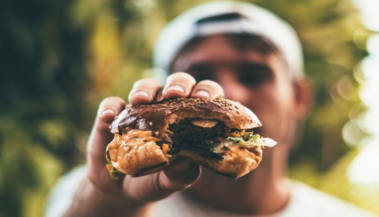 Lanchonete brasileira localizada na cidade de São Vicente, no litoral de São Paulo, dá prêmio em dinheiro para cliente que conseguir a façanha de comer um hambúrguer gigantesco com mais de 1,5 kg em apenas 20 minutos. Esse tipo de 'disputa' gastronômica é uma prática comum em fast-foods ao redor do mundo e costuma fazer muito sucesso, nos competidores que querem provar que seu apetite é tão grande quanto o próprio lanche. Saiba mais abaixo sobre o desafio da lance monstro de SP.