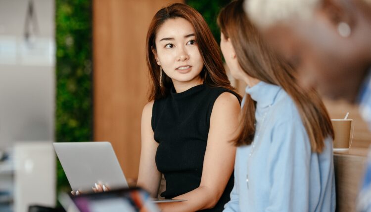 Quando decidimos ajudar alguém, é sempre bom fazê-lo de coração, sem esperar algo de volta. No entanto, é difícil imaginar que alguém possa agir de maneira traiçoeira, como aconteceu com uma mulher que generosamente doou um órgão para sua chefe, mas fora demitida por sua empregadora semanas depois. Saiba mais detalhes sobre a chocante história, logo abaixo.
