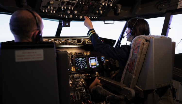 Em pesquisa recentemente divulgada pela associação europeia de pilotos, três em cada quatro pilotos de avião admitiram ter experimentado curtos episódios de sonolência enquanto estavam no controle da aeronave, de acordo com uma pesquisa que envolveu 6.900 profissionais em 31 países europeus. A pesquisa foi conduzida entre 1º e 22 de julho. Saiba mais detalhes sobre a alarmante notícia e o que as autoridades competentes pretendem fazer após as descobertas identificadas no estudo, logo abaixo.