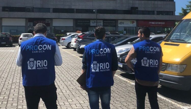 O Procon da cidade do Rio de Janeiro recentemente conduziu uma série de fiscalizações direcionadas a setores do varejo que já anunciavam grandes promoções para o Dia dos Pais, que acontece no próximo domingo (13). A abrangente operação verificou ao menos 250 estabelecimentos, englobando tanto lojas físicas como virtuais, bem como restaurantes, em diferentes localidades da região carioca e também em municípios situados na Baixada Fluminense. A seguir, saiba mais detalhes sobre as operações de fiscalização do órgão.