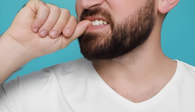 Se você já se viu mordendo as unhas como uma reação automática à ansiedade, nervosismo ou monotonia, saiba que não está sozinho nesse comportamento comum. No entanto, o que aparenta ser um hábito inofensivo carrega muitos pontos negativos, afetando não apenas a aparência, mas também a saúde e o bem-estar daqueles que o praticam. A seguir, entende melhor quais os principais malefícios no hábito de roer unhas.