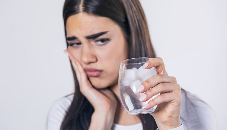 Quem não adora aquela sensação revigorante de beber água gelada em dias escaldantes? É como um abraço fresco para o corpo, não é mesmo? No entanto, é importante compreender que, apesar desse conforto momentâneo, o consumo de água gelada pode trazer consigo implicações para a saúde. Vamos explorar as razões por trás desses efeitos e descobrir estratégias para desfrutar da água de maneira mais saudável.