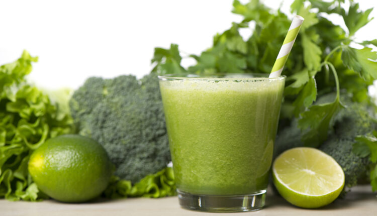 Se você é daqueles que exagera em alimentos não tão saudáveis, como os cheios de gordura e as deliciosas frituras, de fato tem motivos para se preocupar com o futuro da sua saúde. No entanto, existem maneiras simples de cuidar do seu fígado e mantê-lo em ótima forma, como a realização de processos de desintoxicação, que ajudam a proteger e preservar esse órgão tão essencial para o nosso bem-estar. A seguir, falaremos sobre três bebidas que podem te ajudar (e muito) no processo