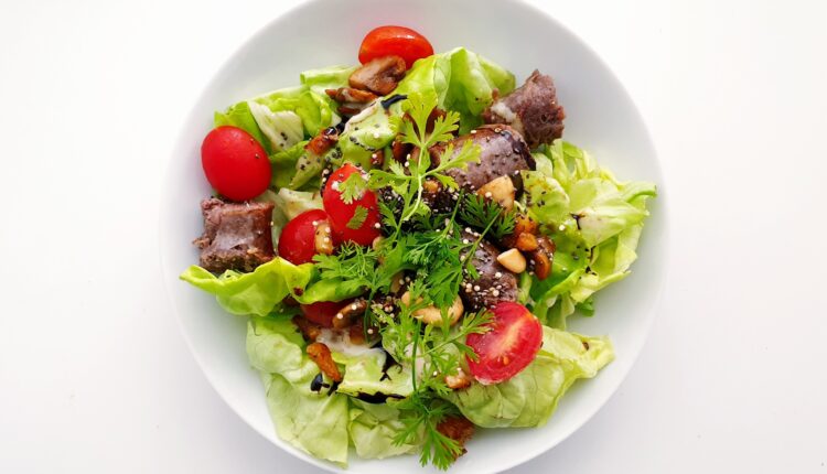 Montar uma salada pode parecer simples, mas a escolha dos ingredientes, sua conservação e higienização correta são fundamentais para garantir que ela forneça os nutrientes essenciais e contribua para uma alimentação equilibrada. Confira logo abaixo, os 11 erros comuns na preparação de uma salada e como torná-la mais nutritiva sem abrir mão da variedade no sabor, textura e cor.