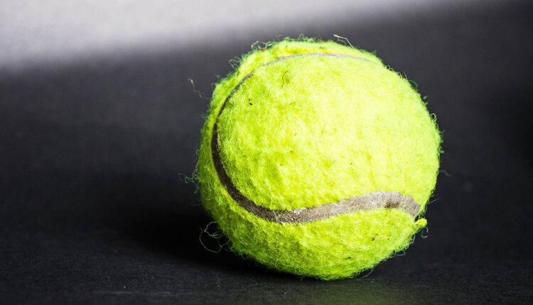Por que tem gente colocando bola de tênis na máquina de lavar roupa?