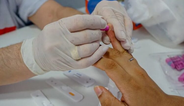 As mais de 90 mil farmácias em todo o país têm agora a autorização para realizar 47 tipos de exames de análises clínicas. Esses testes, que incluem desde a detecção da dengue até um
