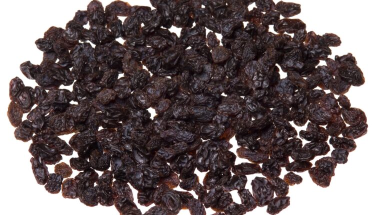 Uva-passa no arroz das noites natalinas é uma tradição que divide opiniões, no entanto, esse alimento vítima de injustos preconceitos proporciona muito mais benefícios do que qualquer um pode imaginar. E se você está buscando um aliado para aquela inalcançável dieta, a uva-passa é, sem dúvidas, uma escolha assertiva. Saiba mais detalhes sobre as vantagens do seu consumo, logo abaixo.