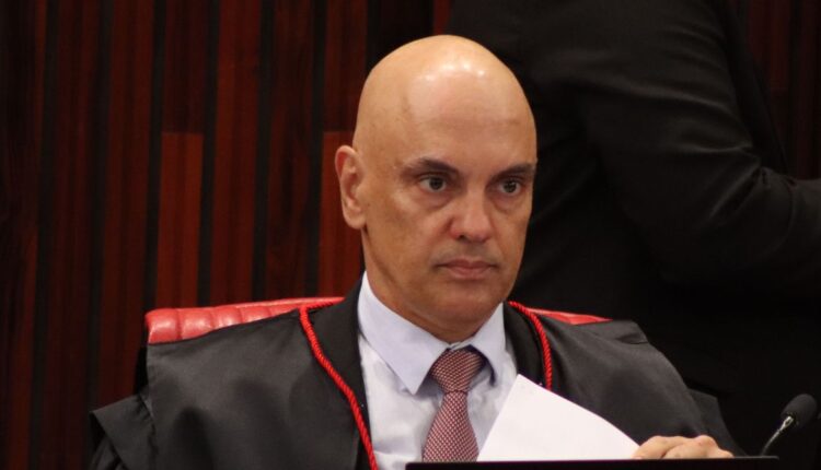 O ministro Alexandre de Moraes, do STF, criticou como o Brasil age no combate às drogas, durante julgamento na Corte hoje. Até o momento, o Supremo tem 4 votos a 0 para que o porte da maconha para uso pessoal deixe de ser enquadrado como crime