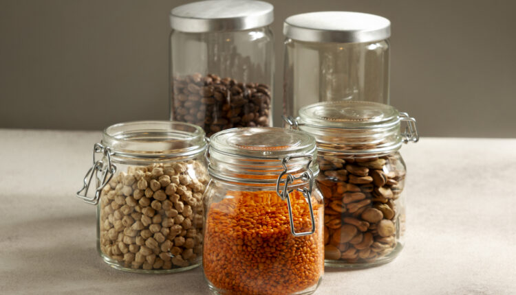 Quem não tem em casa uma coleção de potes para guardar alimentos, temperos e outras utilidades? Ter pelo menos um frasco é tão comum quanto acontecer um acidente que o transforma em cacos. Mas se isso acontecer, não descarte as tampas! Elas podem ganhar uma nova vida como elementos encantadores de decoração para seus ambientes. A seguir, indicamos três excelentes ideias para reaproveitar as tampas.