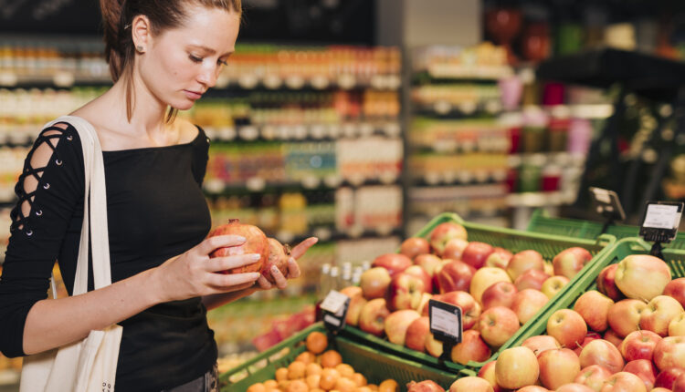 É hora de ir às compras no supermercado e você está ansioso(a) para selecionar as frutas mais fresquinhas e saudáveis para a sua dieta. No entanto, é legal saber que apertar as frutas, ao contrário do que muita gente pensa, não é a melhor maneira de saber se estão boas. A seguir, aprenda como escolher as mais saborosas frutas da maneira correta.