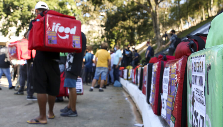 Iniciada na última sexta-feira (29), motoboys e motoentregadores de São Paulo estão realizando paralisações ao longo dos próximos 3 dias. O protesto é contra a precarização que a categoria enfrenta e a falta de acordo coletivo com as empresas. A principal exigência é o reajuste nas horas trabalhadas, pois os motoboys não tiveram aumento há sete anos. Entenda mais detalhes sobre a paralização, a seguir.