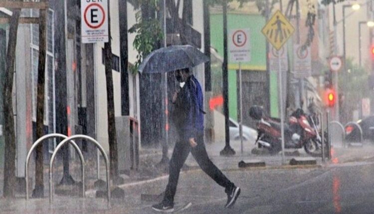 Conforme confirmado pelo Instituto Nacional de Meteorologia (Inmet), a chegada da frente fria ao Sudeste do Brasil foi sentida no clima de algumas cidades da região na última quinta-feira (14). Acompanhada por fortes pancadas de chuva, raios e ventos intensos, essa frente fria afetou várias áreas de Minas Gerais e do Rio de Janeiro. No entanto, segundo o instituto, a previsão deve mudar para o final de semana. Saiba mais detalhes, logo abaixo.