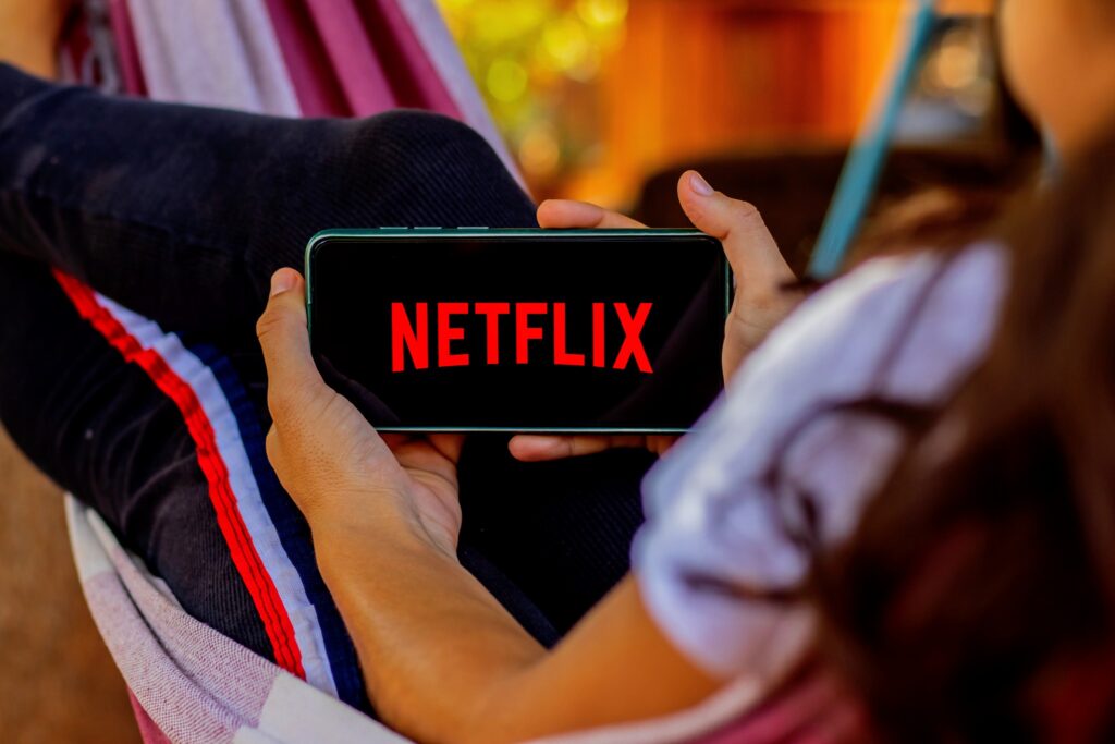Romance de Netflix conquistou o mundo. Entenda o motivo.