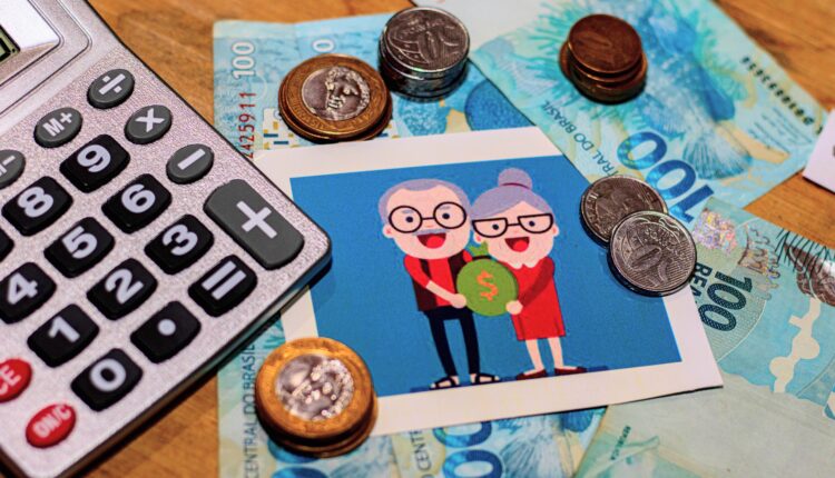 Após iniciar os depósitos para segurados que recebem até 1 salário mínimo, o Instituto Nacional do Seguro Social (INSS) está se preparando para começar os pagamentos de setembro para beneficiários que recebem mais de um salário mínimo (R$ 1.320). Os repasses do benefício estão previstos para começarem no dia 2 de outubro. Continua a leitura, logo a seguir, e veja o cronograma de pagamentos completo.