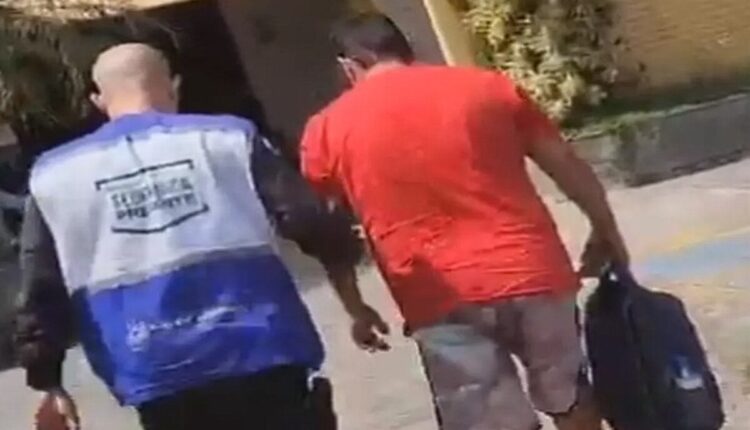 Mulher filma homem se masturbando dentro de ônibus.