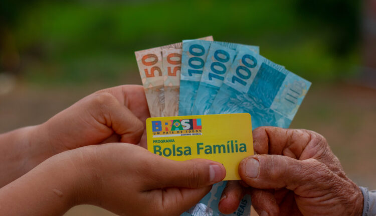 O programa de transferência de renda Bolsa Família passou por uma reformulação no início de março, trazendo novas regras, além de atualização nos valores de repasse para as famílias contempladas pelo auxílio social do governo federal. Dentre as atualizações foram implementados valores adicionais a quem cumprir novos requisitos. Saiba quais são, logo abaixo.