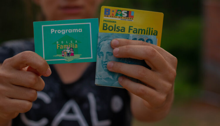 Foi dada a largada, nesta segunda-feira (18), para o início dos pagamentos referentes aos repasses do programa Bolsa Família do mês de setembro. De acordo com as novas regras do benefício social, as famílias devem cumprir alguns requisitos para não apenas continuarem recebendo o auxílio, como terem a chance de aumentar a quantia recebida, e isso inclui a frequência escolar das crianças que fazem parte do grupo familiar beneficiado. Continue a leitura, logo abaixo, e saiba mais.