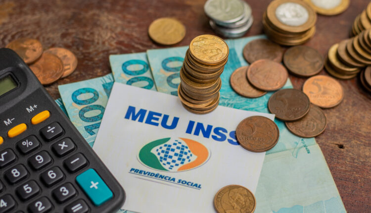 Em uma resposta rápida e necessária às intensas chuvas que devastaram 79 cidades na Região Sul, o Instituto Nacional de Seguro Social (INSS) tomou uma ação decisiva ao liberar, na última segunda-feira (25), para mais de 706 mil aposentados, pensionistas e beneficiários de auxílios e benefícios assistenciais, seus pagamentos de setembro de forma antecipada. Continue a leitura, a seguir e saiba quais cidades estão sendo beneficiadas pelo auxílio liberado antecipadamente.