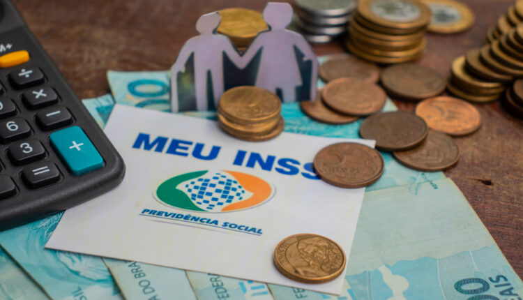 E a quinta-feira (28) começa com uma notícia animadora para segurados do Instituto Nacional do Seguro Social (INSS). Tanto aposentados como pensionistas já sabem quando irão receber seus respectivos benefícios previdenciários. Continue a leitura, logo abaixo, e descubra em qual data seu repasse será depositado em sua conta.